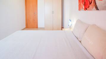 Classic Apartment, 2 Bedrooms | 1 bedroom, individually furnished, bed sheets