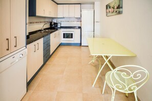 Fridge, microwave, oven, dishwasher - Comfortable Apartment at Only 100 Metres From the sea (Amposta)