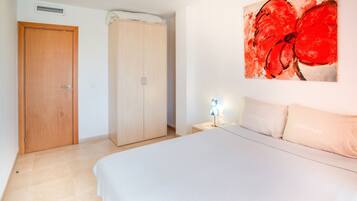 Departamento clásico, 2 habitaciones | 1 habitación, muebles diferentes y ropa de cama