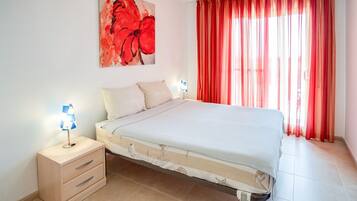 1 phòng ngủ, trang bị nội thất với thiết kế riêng biệt, bộ trải giường