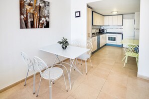 Classic-lejlighed - 2 soveværelser | Privat køkken | Køleskab, mikrobølgeovn, ovn, opvaskemaskine