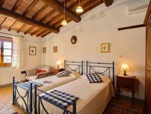 Comfort House, 2 Bedrooms | 3 bedrooms, individually furnished, bed sheets - Farmhouse With air Conditioning, Private Terrace and Pool (Citta della Pieve)