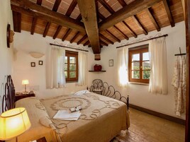 3 habitaciones, muebles diferentes y ropa de cama 