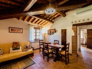 Comfort House, 2 Bedrooms | Living room