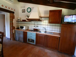 Casa conforto, 2 quartos | Cozinha privada | Geladeira, micro-ondas, fogão, lava-louças