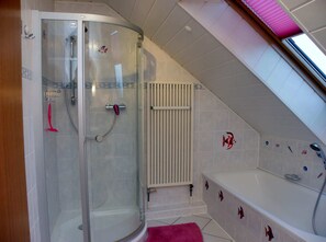 Appartement Classique, 2 chambres | Salle de bain | Baignoire, sĂšche-cheveux