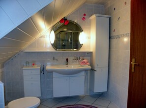 Classic-huoneisto, 2 makuuhuonetta | Kylpyhuone | Kylpyamme, hiustenkuivaaja