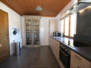 Comfort Chalet, 5 Bedrooms | Private kitchen | Fridge, microwave, oven, stovetop