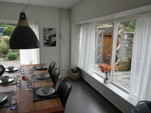 Maison Classique, 4 chambres | Restauration