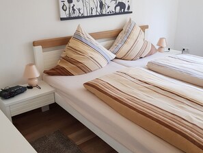 Comfort-Apartment, 2 Schlafzimmer | 3 Schlafzimmer, individuell eingerichtet, BettwÀsche