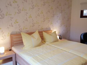 Comfort Apartment, 2 Bedrooms | 3 bedrooms, individually furnished, bed sheets - Gemutliche Ferienwohnung in Kaifenheim (Kaifenheim)