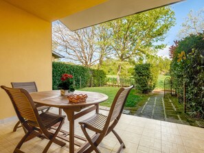 Apartamento clássico, 2 quartos | Sacada