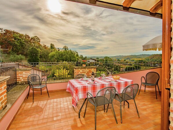 View from property - Air-conditioned Flat With Pool and Wellness Area (Citta della Pieve)