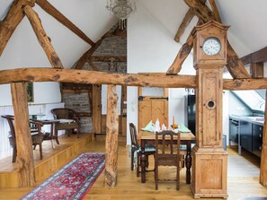 Appartement classique, 2 chambres | Salle de séjour