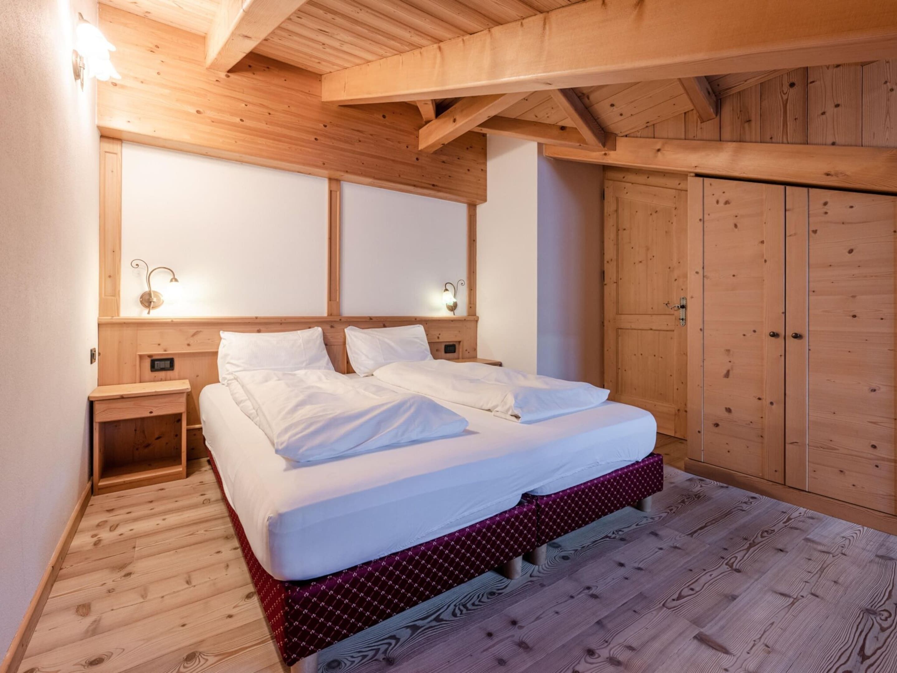 Comfort Chalet, 2 Bedrooms | 4 bedrooms, individually furnished, bed sheets