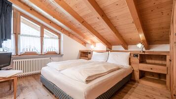 4 bedrooms, individually furnished, bed sheets