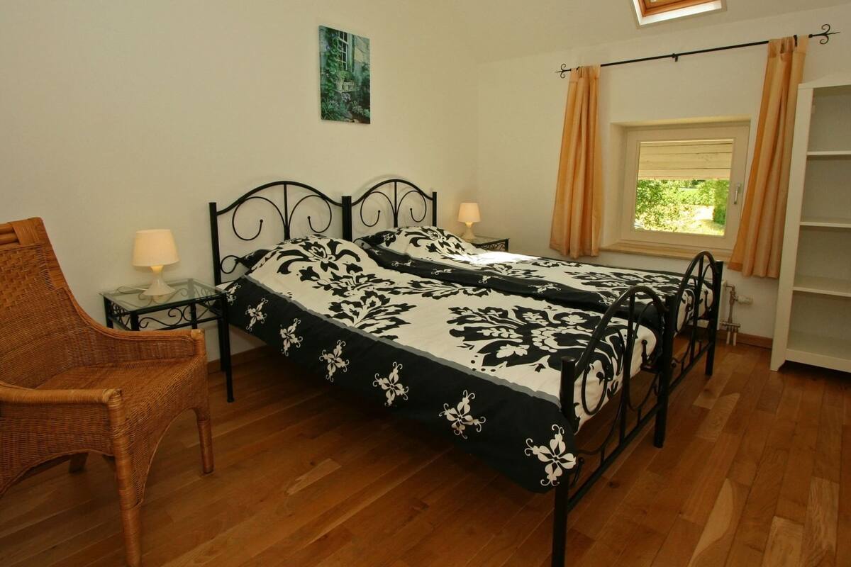 Rumah Klasik, 3 kamar tidur | 6 kamar tidur dan dilengkapi dengan perabotan berbeda-beda