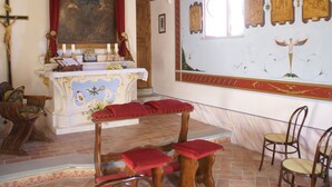 A church interior with a wooden altar, pews, and religious artwork. - Beautiful Apartment With Panoramic Swimming Pool (Città di Castello)