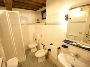 Classic House, 2 Bedrooms | Bathroom - Beautiful Apartment With Panoramic Swimming Pool (Città di Castello)