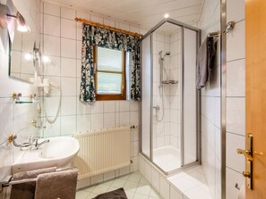 Classic Apartment, 3 Bedrooms | Bathroom | Bathtub, hair dryer - Quietly-located Apartment Near the Center of Radstadt (Radstadt)