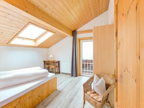 Klassiek appartement, 2 slaapkamers | 4 slaapkamers, beddengoed