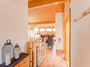 Un interior de madera con cocina, mesa y sillas.