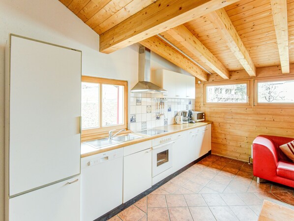 Klassiek appartement, 2 slaapkamers | Privékeuken | Een koelkast, een oven, een vaatwasser, een koffiezetapparaat/waterkoker