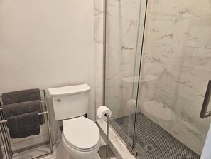 Sèche-cheveux, serviettes fournies