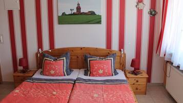 Classic Apartment, 1 Bedroom | 3 bedrooms, individually furnished, bed sheets