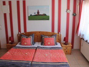 3 عدّة غرف نوم وطراز فريد لكل وحدة وملاءات أسرّة