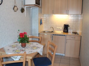 Comfort Apartment, 2 Bedrooms | Private kitchen | Fridge, microwave, coffee/tea maker, electric kettle - Comfortable Apartment Near Seabeach in Rerik (Rerik)