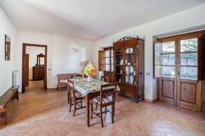 Comfort House, 3 Bedrooms | Living room | Fireplace