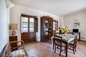 Comfort House, 3 Bedrooms | Living room | Fireplace