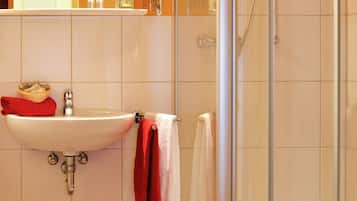 Căn hộ phong cách cổ điển, 2 phòng ngủ | Phòng tắm | Buồng tắm vòi sen