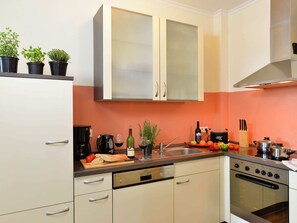 Fridge, oven, coffee/tea maker, electric kettle - Lovely Apartment in Morz With Garden & Balcony (Buch)