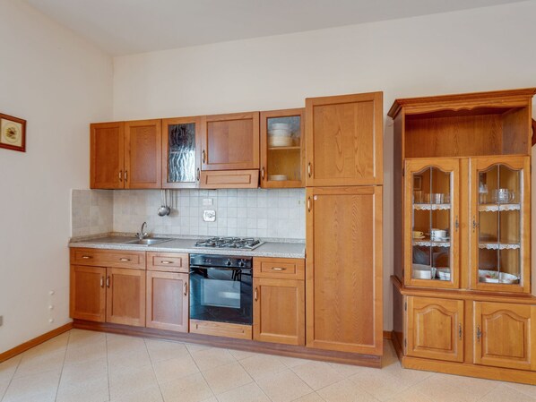 Fridge, oven, coffee/tea maker, electric kettle