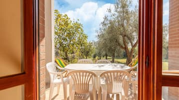 Classic Apartment, 3 Bedrooms | Balcony