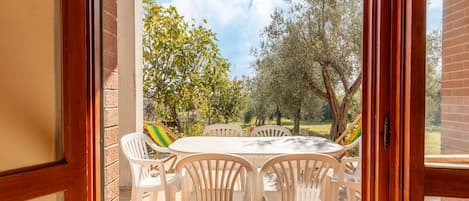 Classic Apartment, 3 Bedrooms | Balcony