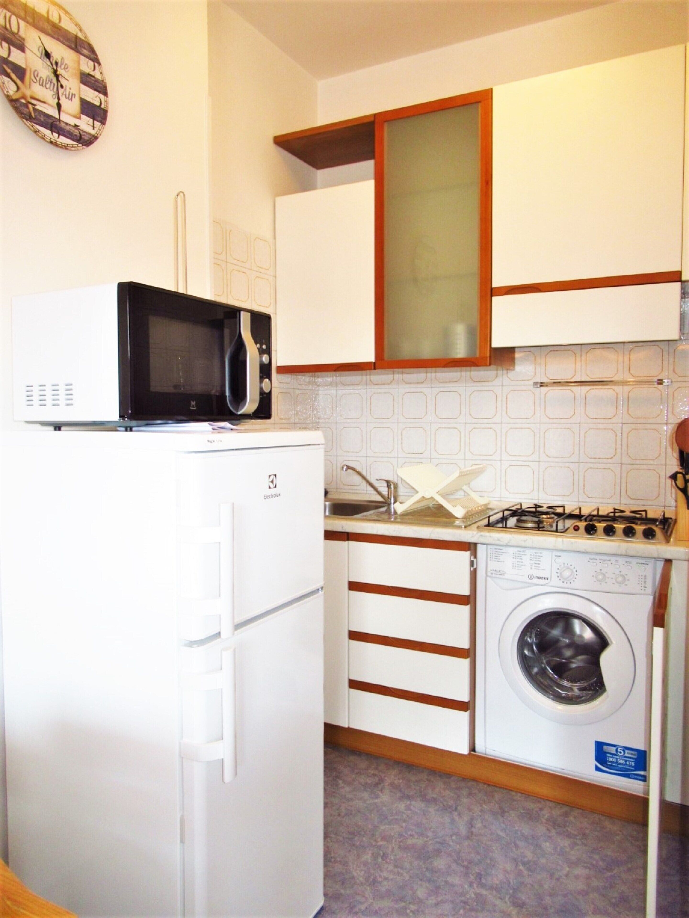 Fridge, microwave