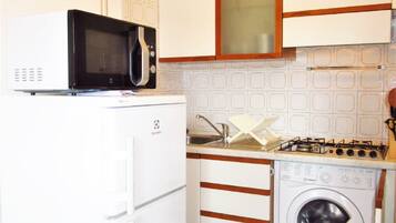 Fridge, microwave