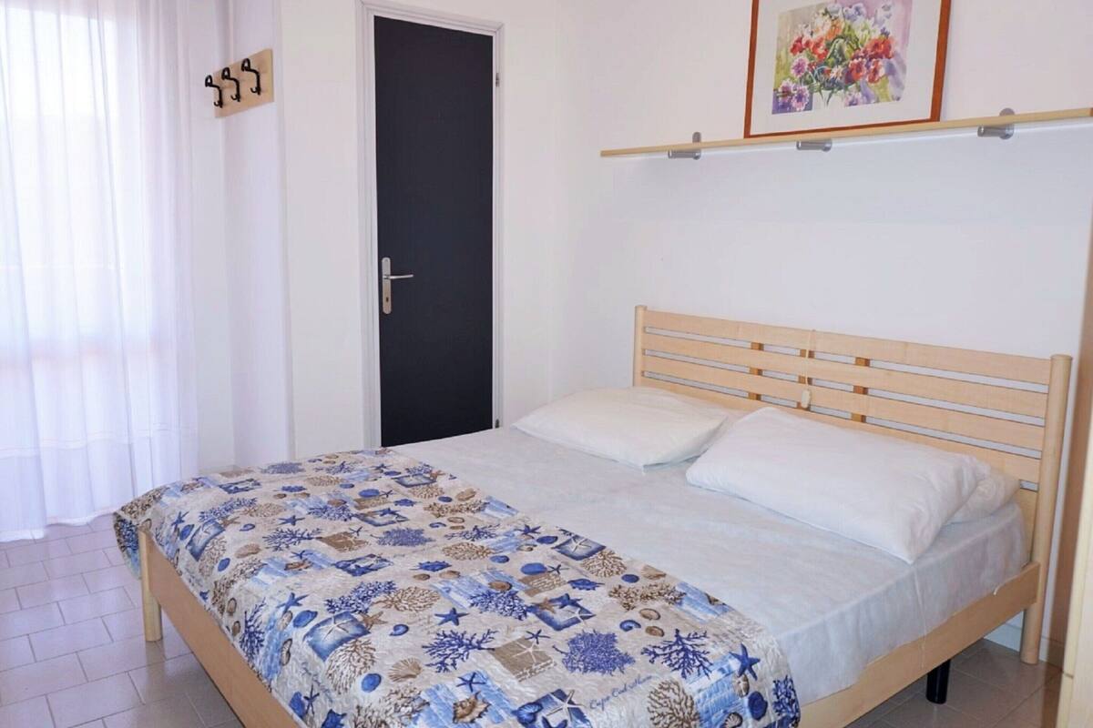 Classic Apartment, 3 Bedrooms | 3 bedrooms, bed sheets