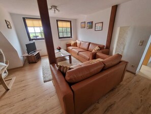 Classic Apartment, 4 Bedrooms | Living room | DVD player - Beautiful Apartment in Robertsdorf With Garden (Blowatz)