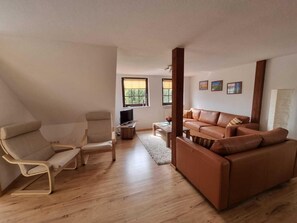 Classic Apartment, 4 Bedrooms | Living room | DVD player