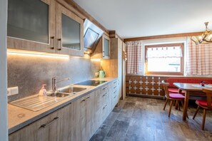 Classic House, 4 Bedrooms | Private kitchen | Fridge, microwave, oven, dishwasher - Beautiful Holiday Home in a Stunning Location With Sauna (Fuegen)
