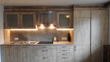 Lemari es, microwave, oven, dan mesin pencuci piring