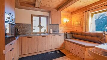 Rumah Klasik, 4 kamar tidur | Dapur pribadi | Lemari es, microwave, oven, dan mesin pencuci piring