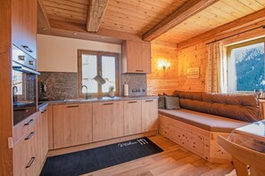 Classic House, 4 Bedrooms | Private kitchen