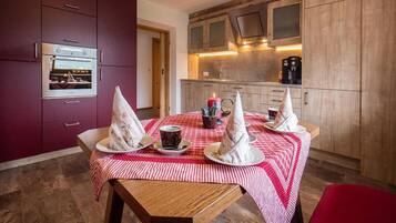 Rumah Klasik, 4 kamar tidur | Tempat makan