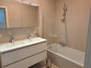 Comfort Apartment, 2 Bedrooms | Bathroom | Shower - Modern Apartment in Oostende With Terrace (Ostend)