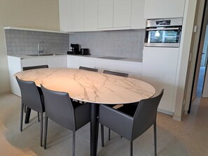 コンフォート アパートメント 2 ベッドルーム | 専用キッチン | 冷蔵庫、電子レンジ、オーブン、食器洗い機